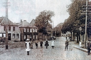 Marktplatz Bad Bramstedt 1910 mit 3 Netzen: F�r Telefon, Strom, Gas 