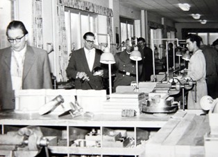 Kai-Uwe von Hassel, Ministerpr�sident SH bei Gerhard Helmecke, Opt. Fabrik Wattenbek