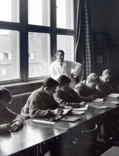 Herr Puttfarken am Fenster unserer Klasse